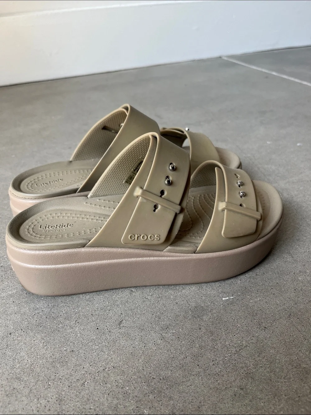 CROCS Women's Brooklyn Buckle Low Wedge SIZE 5